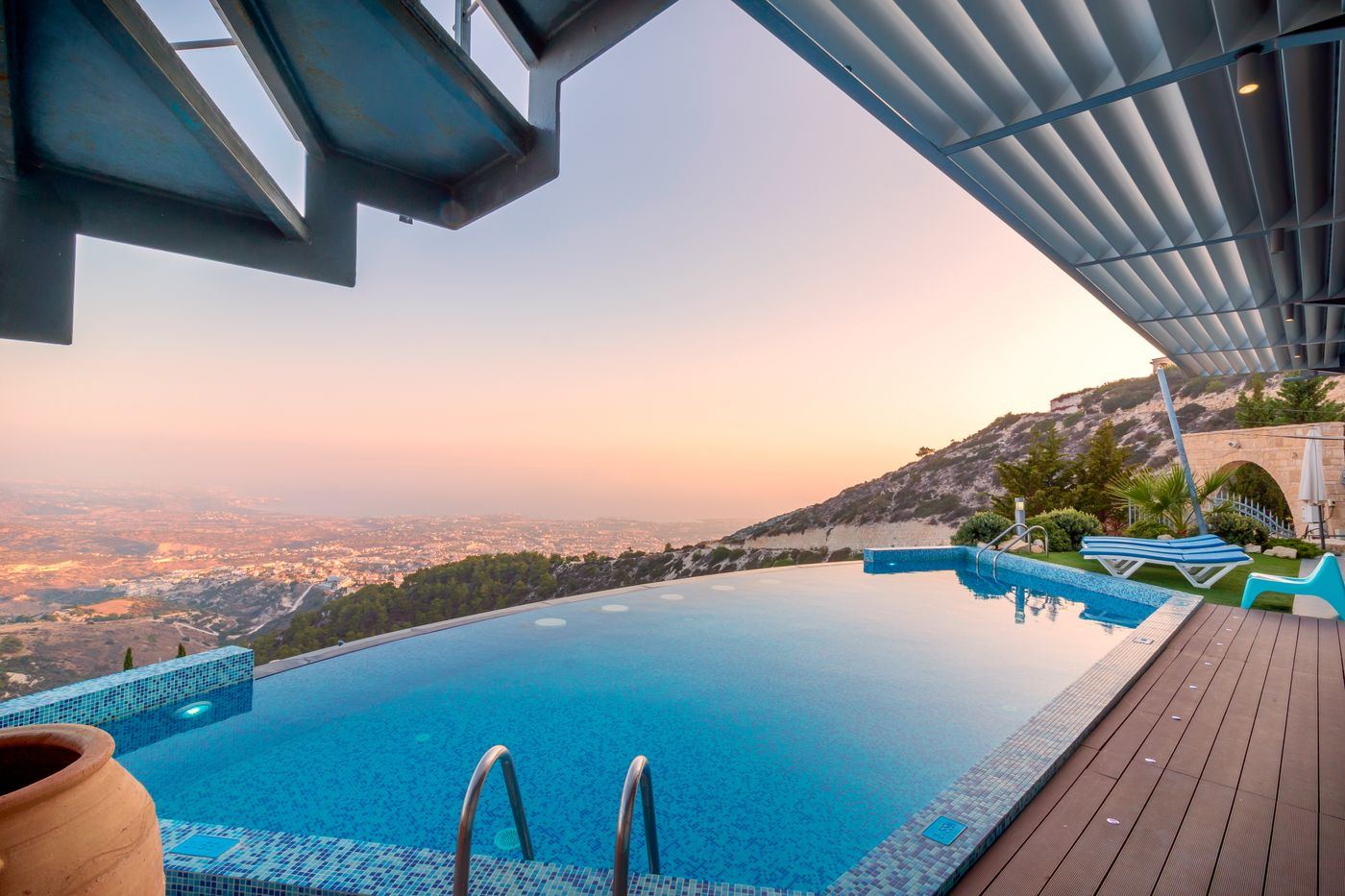 Piscine à débordement au coucher du soleil avec vue panoramique