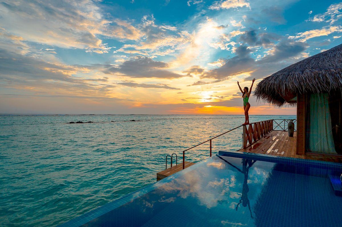 Piscine à débordement face à la mer au coucher du soleil — des contenus qui font rêver et qui convertissent